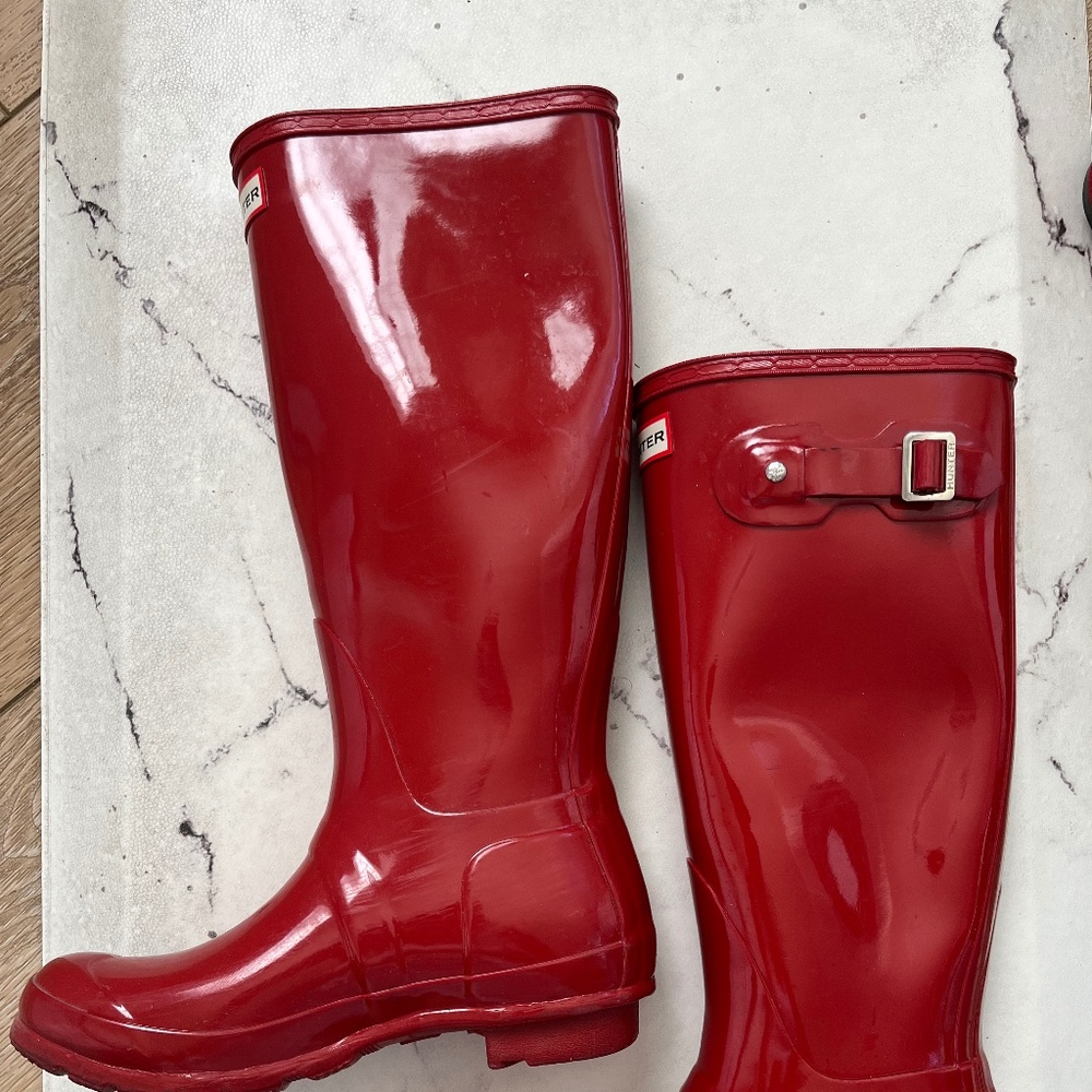 Hunter tall rain boots in gloss red